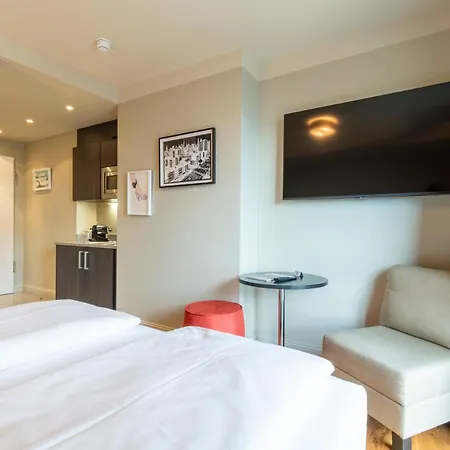 Mondrian Am Checkpoint Charlie 4*