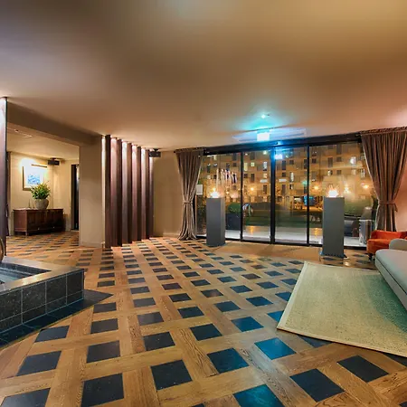 Mondrian Am Checkpoint Charlie