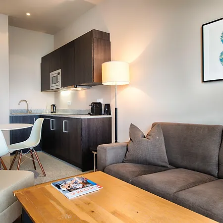 موندريان سويتس أم تشيك بوينت تشارلي برلين