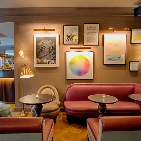 موندريان سويتس أم تشيك بوينت تشارلي