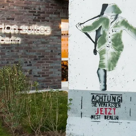 Mondrian Am Checkpoint Charlie Berlin